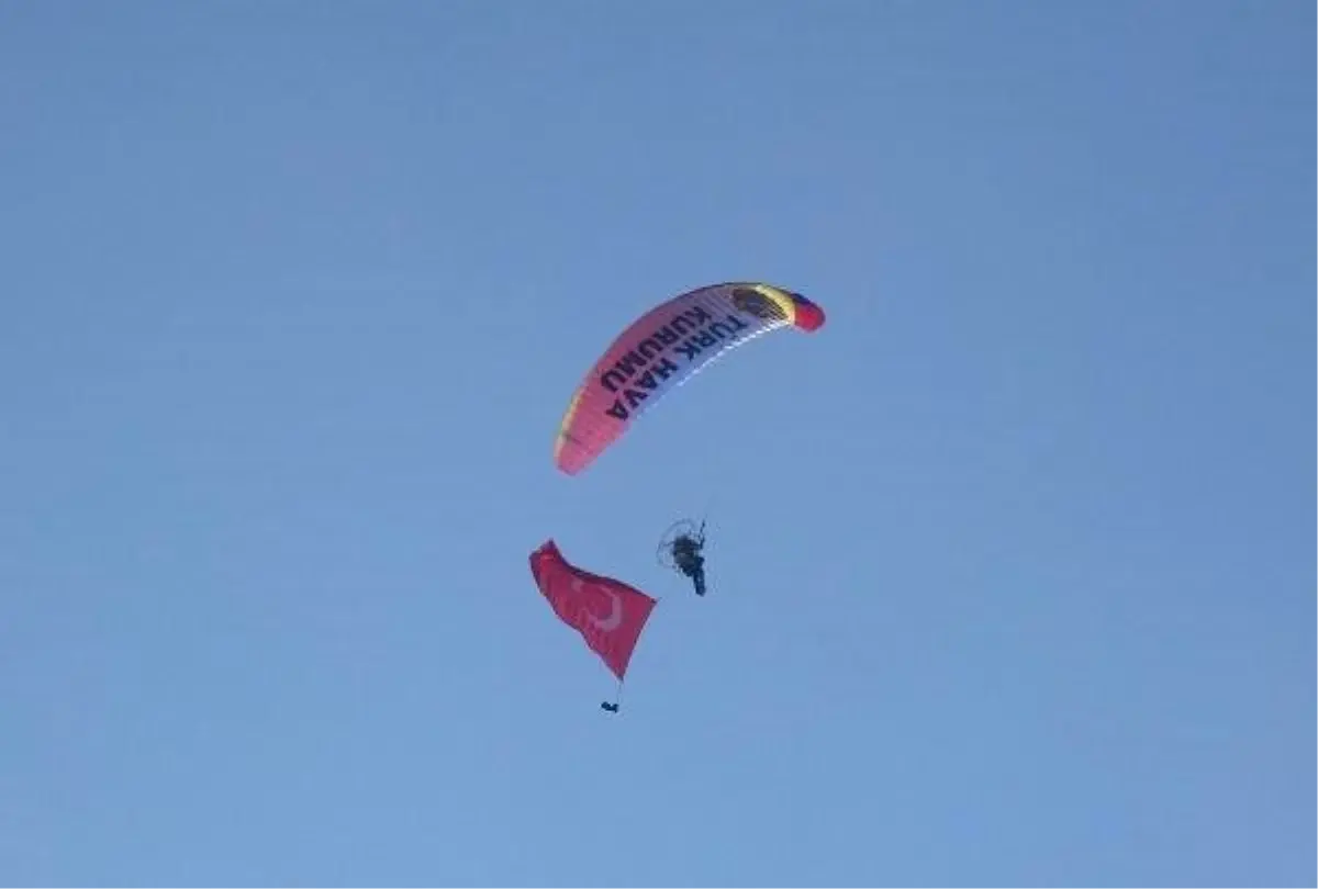 Erzurum\'da Kurtuluşun 101\'inci Yıl Dönümüne Paramotorlu Kutlama