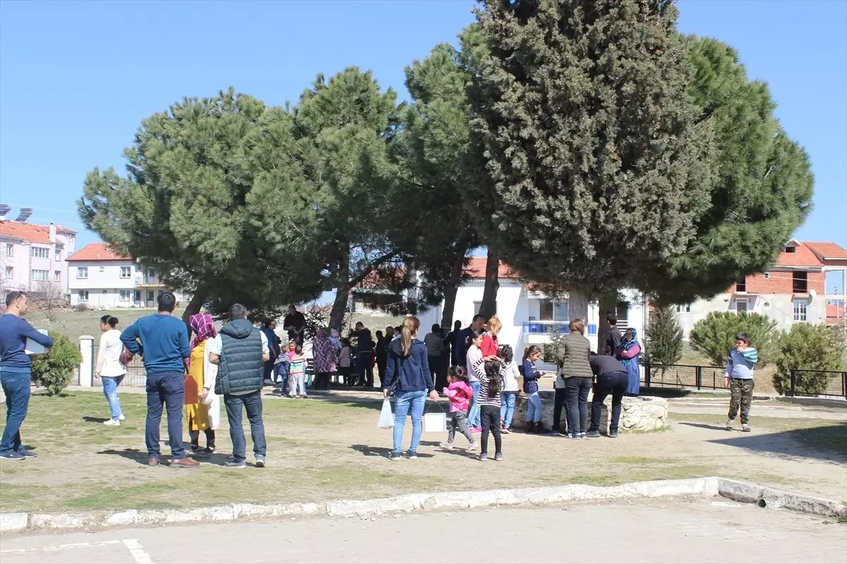 Eşme\'de İlkokul Öğrencileri Ağaç Dikti, Kuş Yuvası Astı