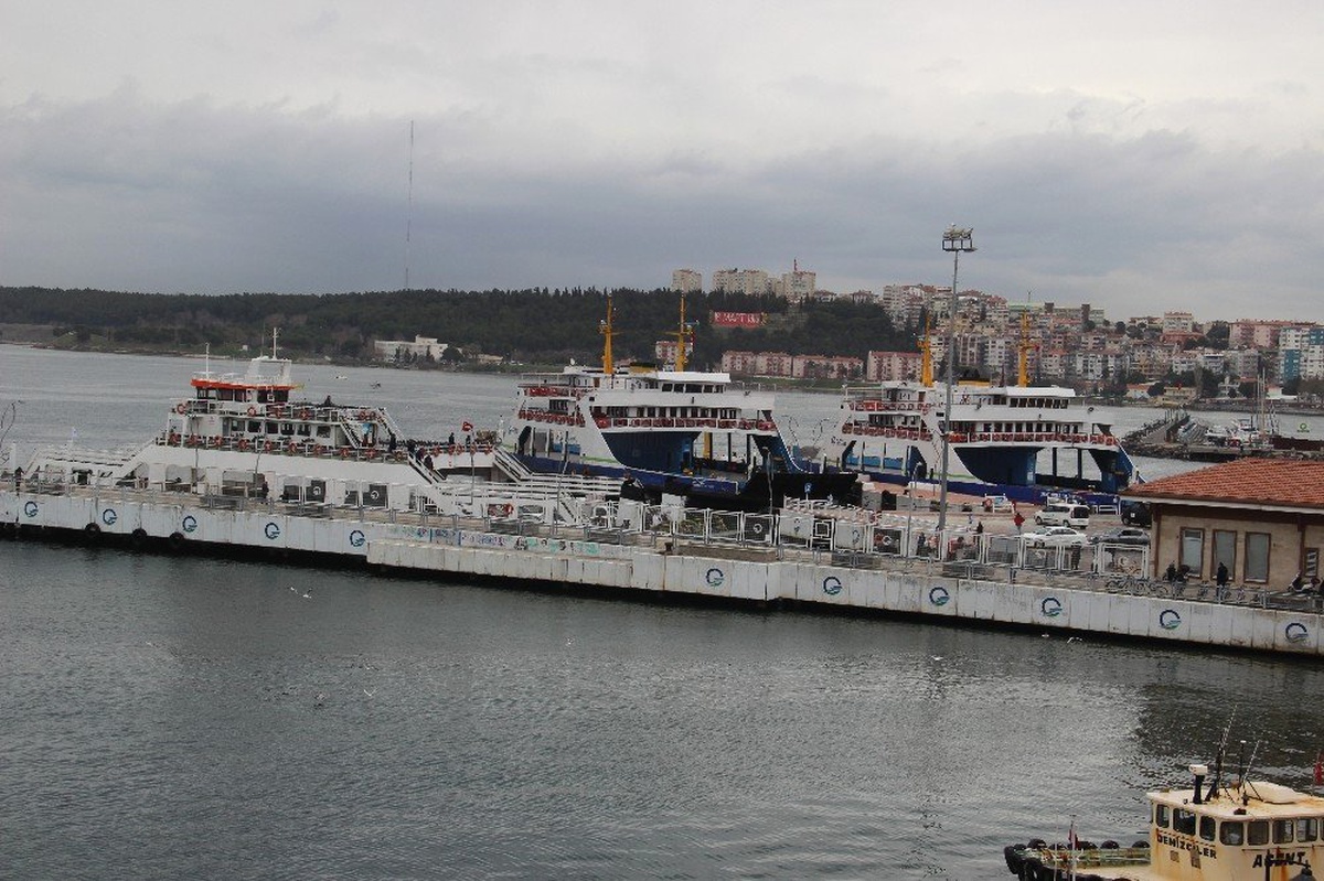 Gökçeada\'da Feribot Seferlerine Fırtına Engeli