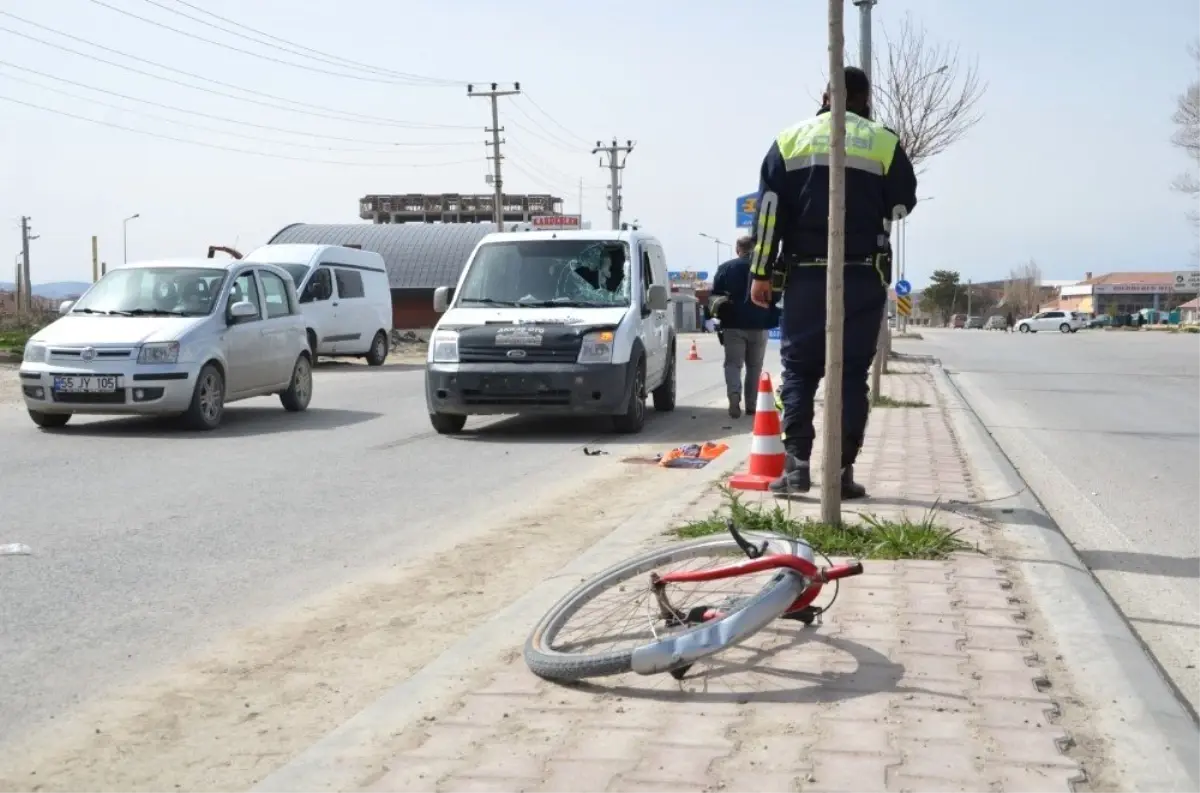 Hafif Ticari Aracın Çarptığı Bisiklet Sürücüsü Ağır Yaralandı