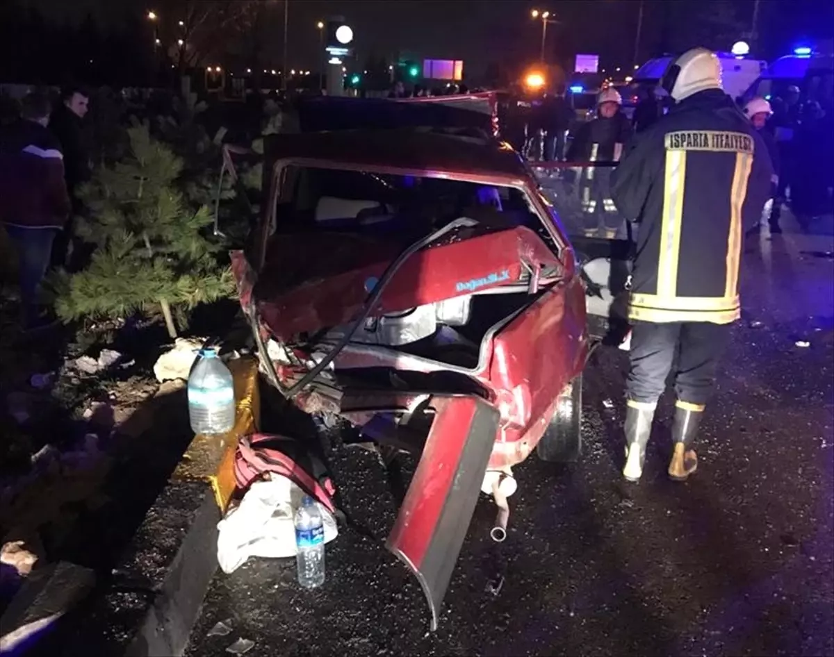 Isparta\'da Minibüs İki Otomobile Çarptı: 21 Yaralı