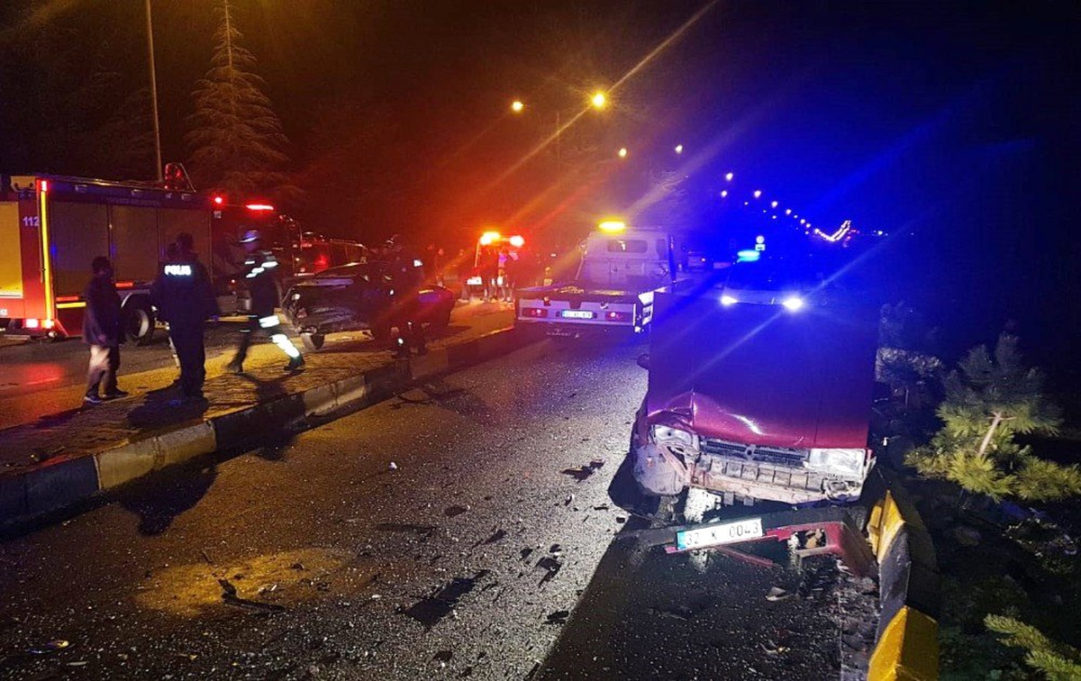 Isparta\'da Zincirleme Trafik Kazası: 21 Yaralı