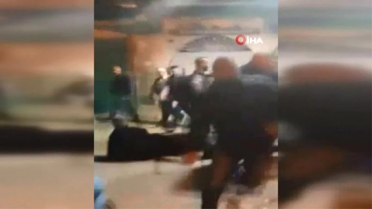 İsrail Polisi Mescid-i Aksa\'nın Kapısında Namaz Kılanlara Saldırdı