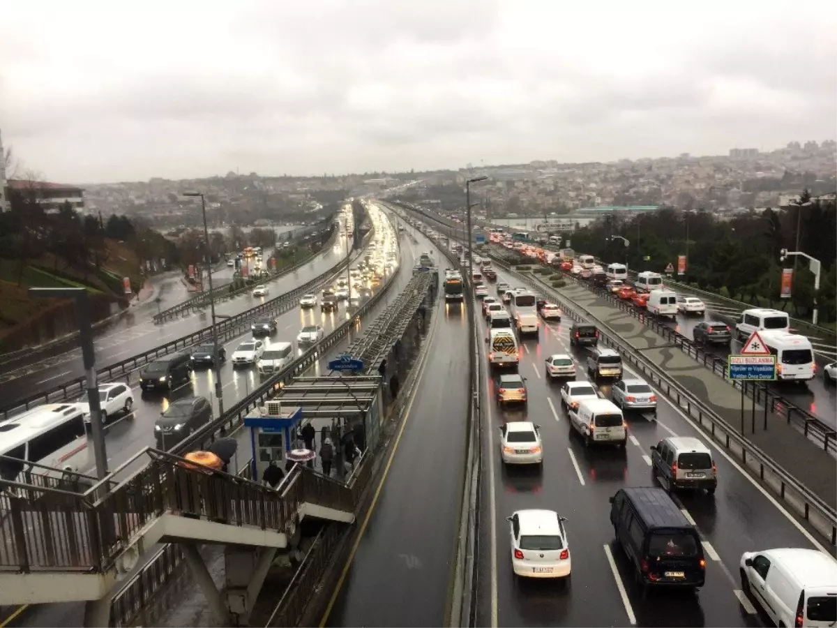 İstanbul\'da Trafik Durma Noktasına Geldi, Sürücüler Kavgaya Tutuştu