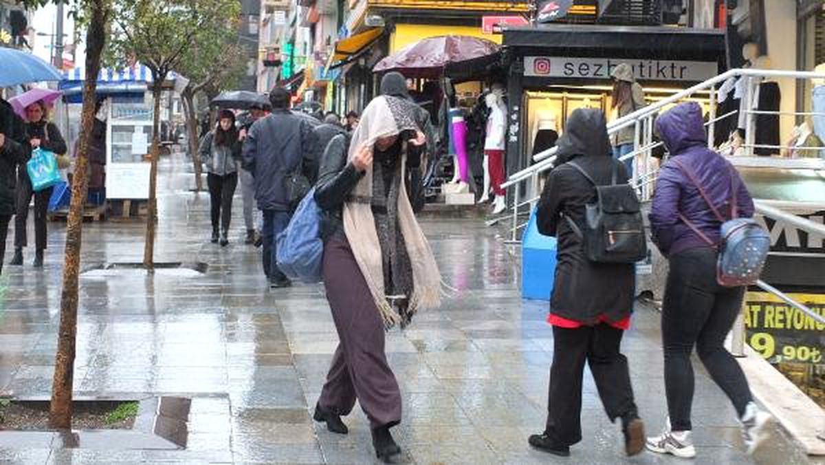 İstanbul\'da Yağmurla Birlikte Trafik Yoğunluğu Oluştu