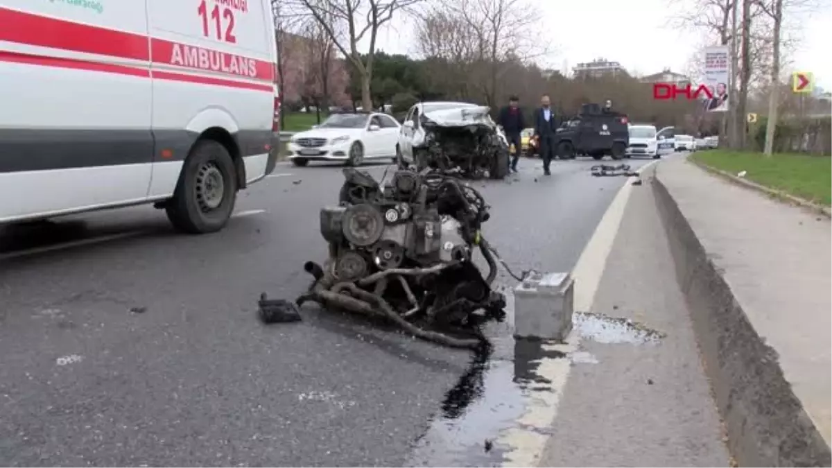 İstanbul- Şişli\'de Bariyerlere Çarpan Otomobilin Motoru Fırladı