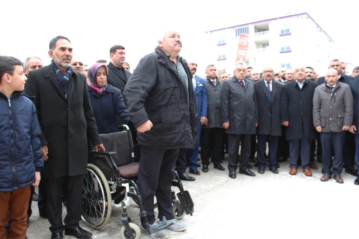 İstiklal Marşına Saygı Tekerlekli Sandalyeden Ayağa Kaldırdı