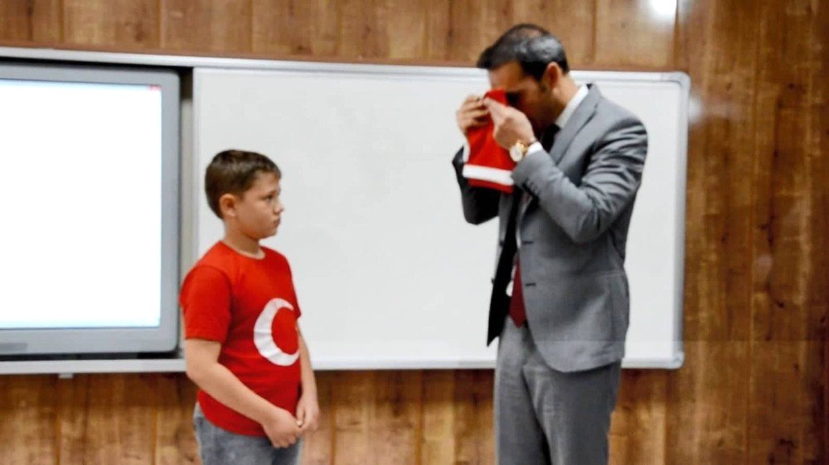 Küçük Hasan\'ın Duygulandıran Bayrak Sevgisine Kaymakam\'dan Ödül