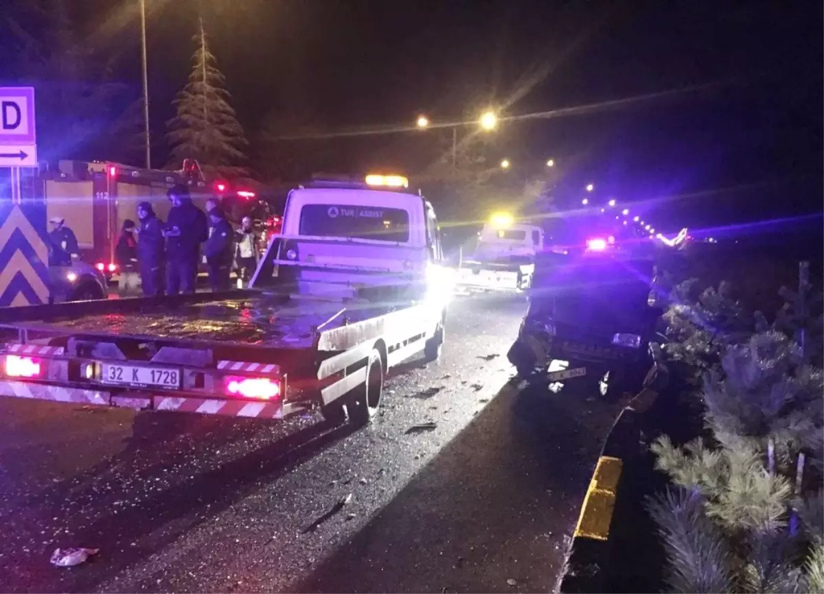 Minibüs Yol Kenarındaki Otomobillere Çarptı: 21 Yaralı