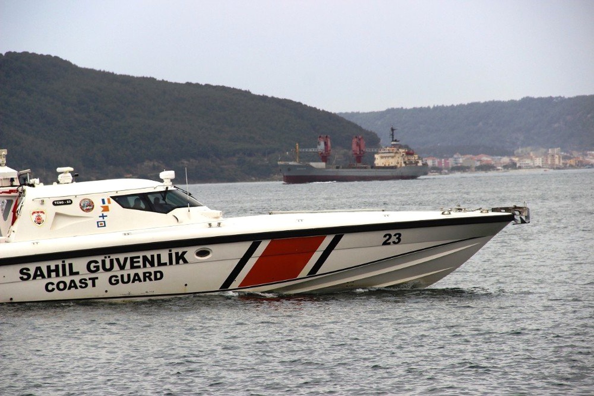 Rus Askeri Kargo Gemisi Çanakkale Boğazı\'ndan Geçti