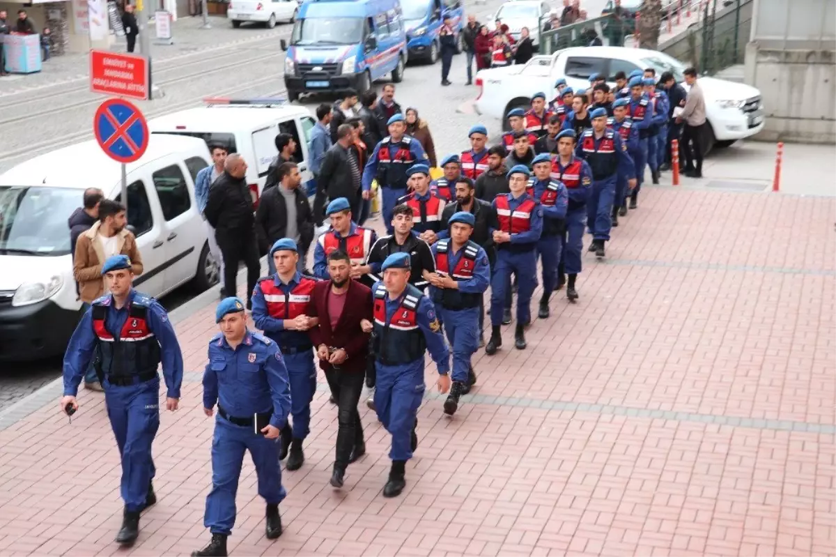 Seçim Ofisi Açılışında Terör Propagandası Yapan 12 Hdp\'li Adliyeye Sevk Edildi