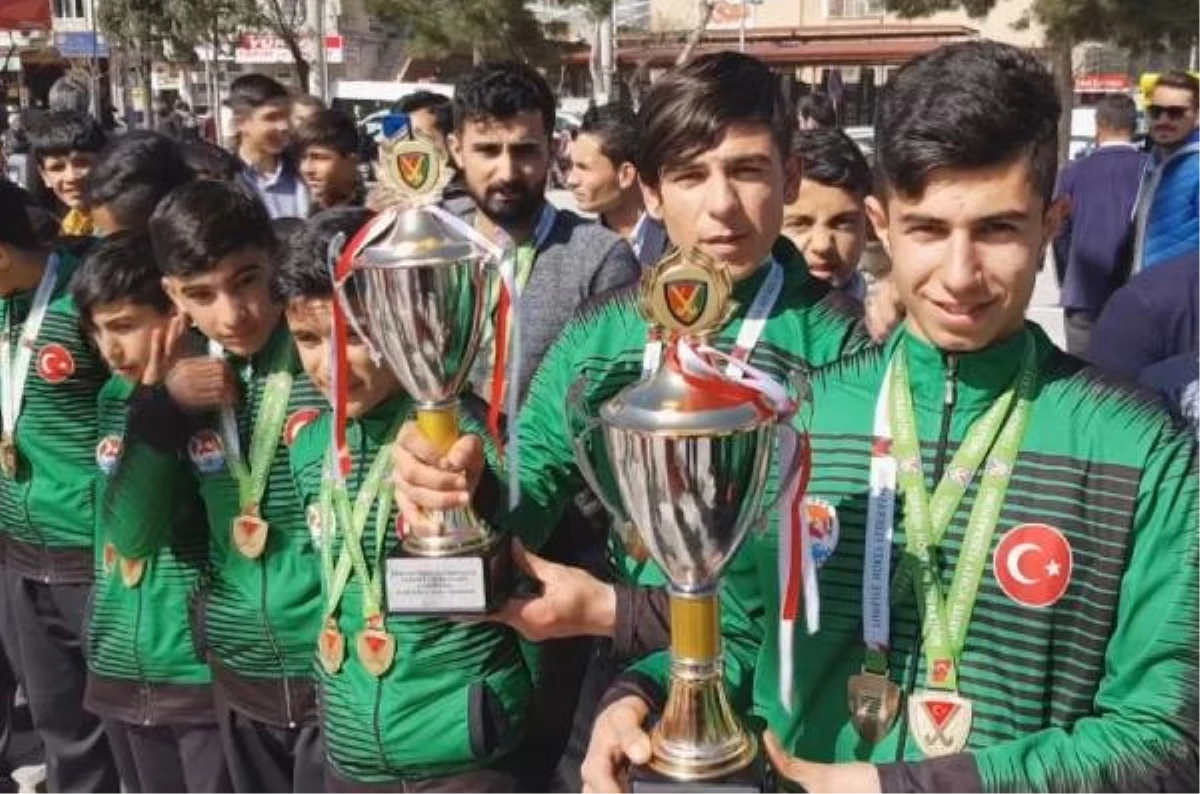 Suruçlu Gençler Hokeyde Türkiye Şampiyonu Oldu