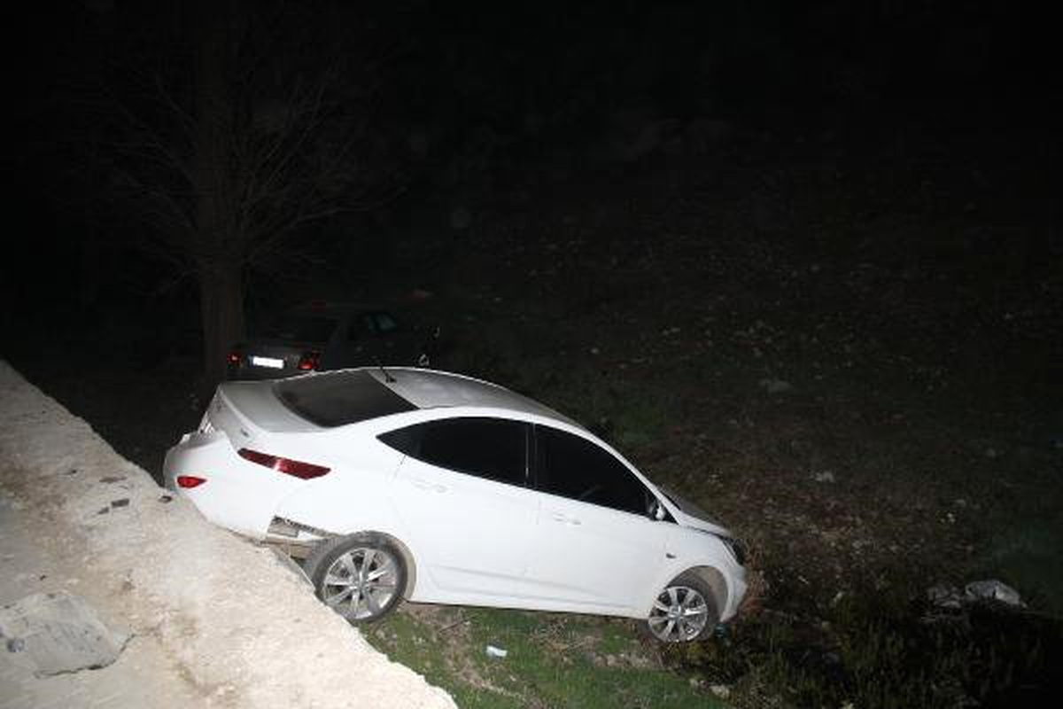 Tehlikeli Sollama, İki Otomobili Şarampole Savurdu: 7 Yaralı