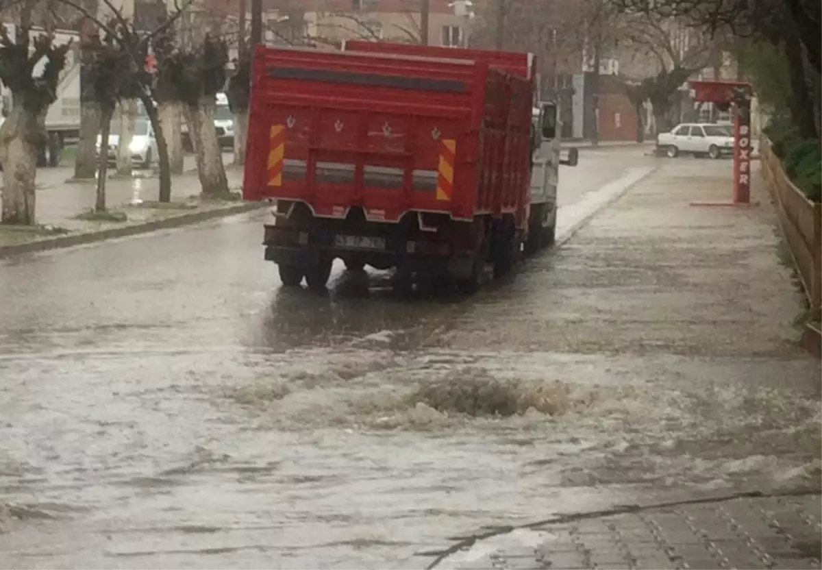 Turgutlu Sağanak Yağışın Etkisinde Kaldı