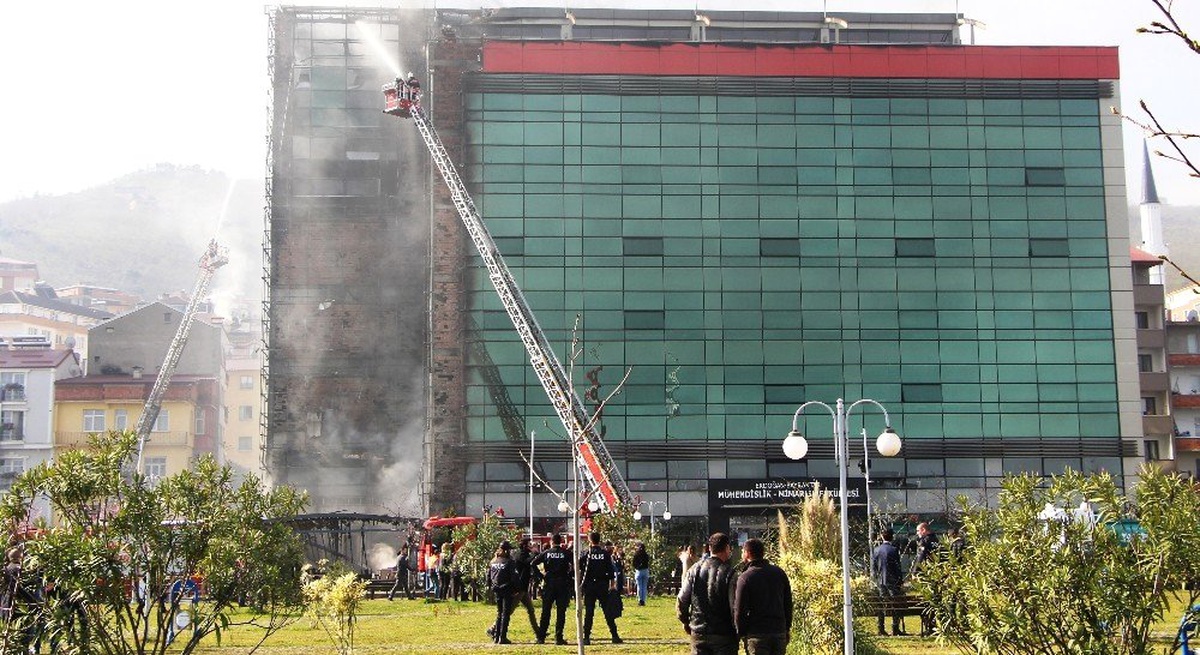 Üniversitede Çıkan Yangın Söndürüldü, Soğutma Çalışmaları Sürüyor