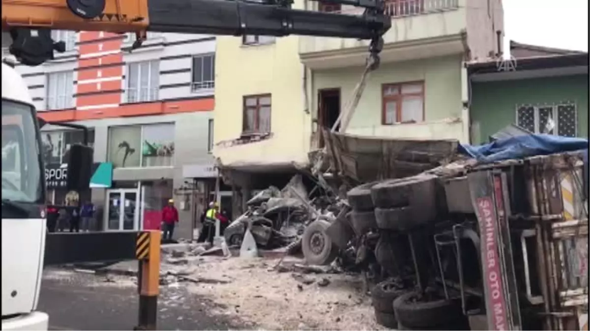 5 Araca Çarpan Kamyon Beyaz Eşya Deposuna Girdi: 2 Ölü, 1 Yaralı