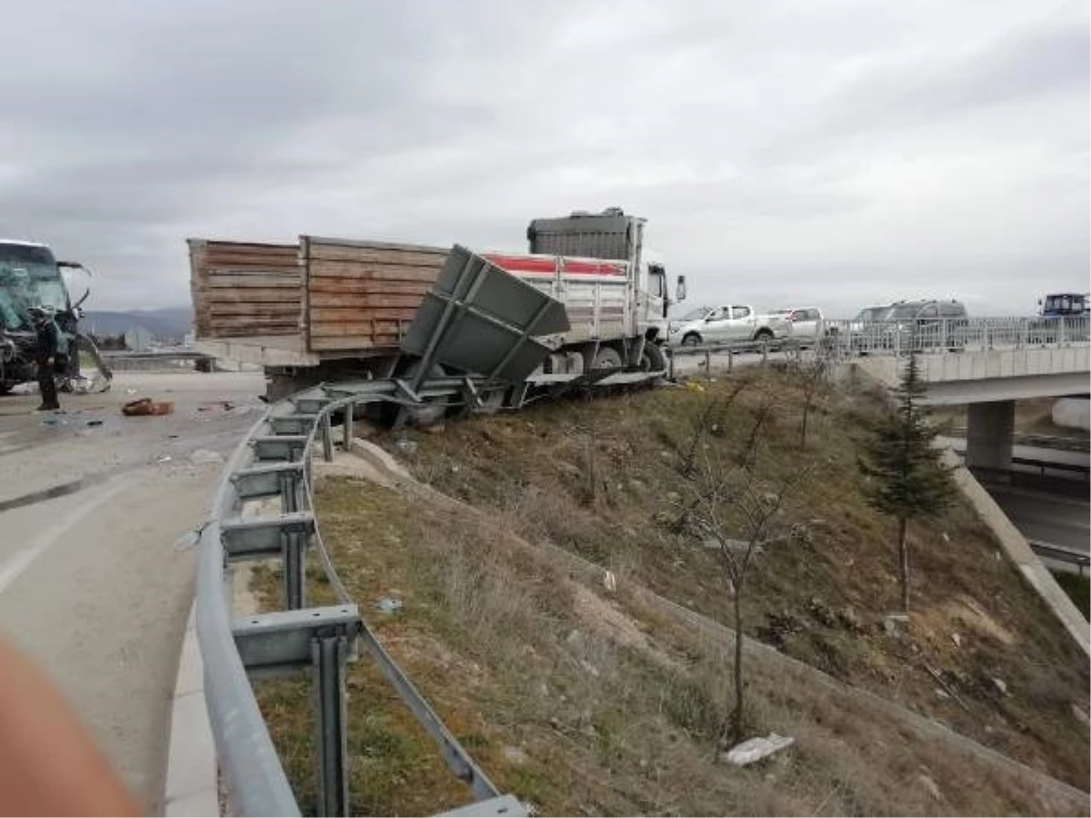 Amasya\'da Yolcu Otobüsü ile Kamyon Çarpıştı: 15 Yaralı