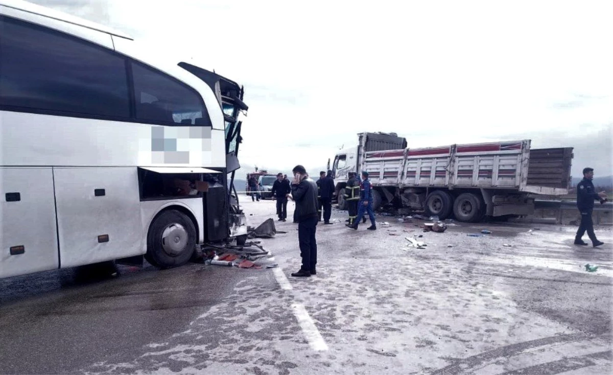 Amasya\'da Yolcu Otobüsü Kamyonla Çarpıştı: 15 Yaralı