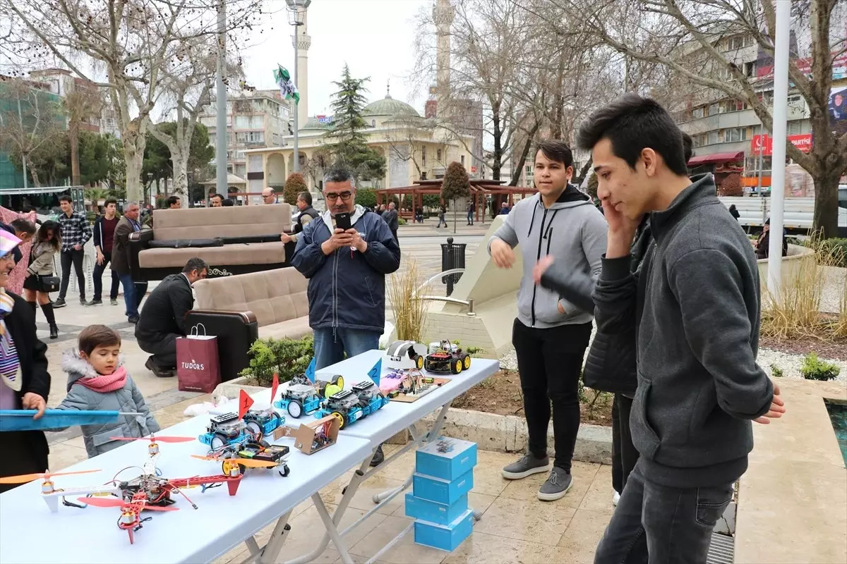 Atık Malzemelerle Robotik El Yaptılar