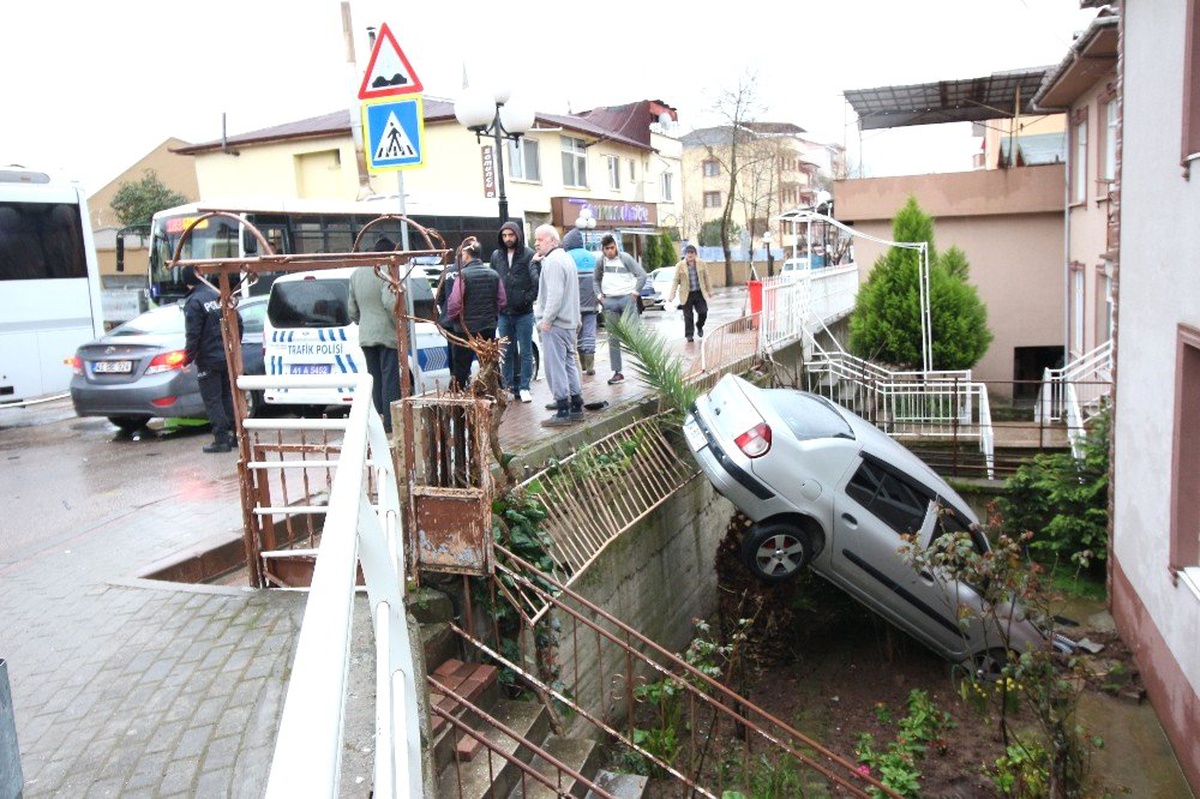 Bahçeye Uçan Otomobil Sürücüsü Yaralandı