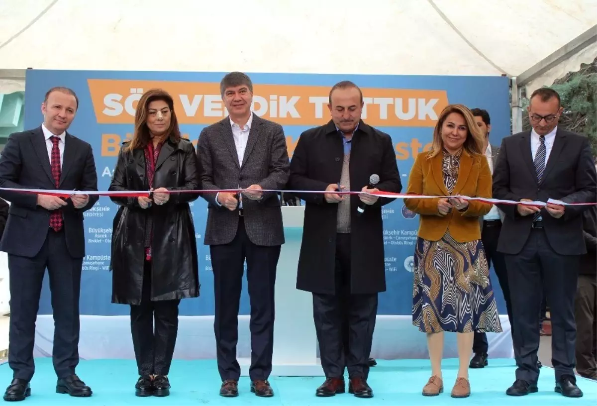 Bakan Çavuşoğlu, 60+ Tazelenme Üniversitesinde Kazak Giydi