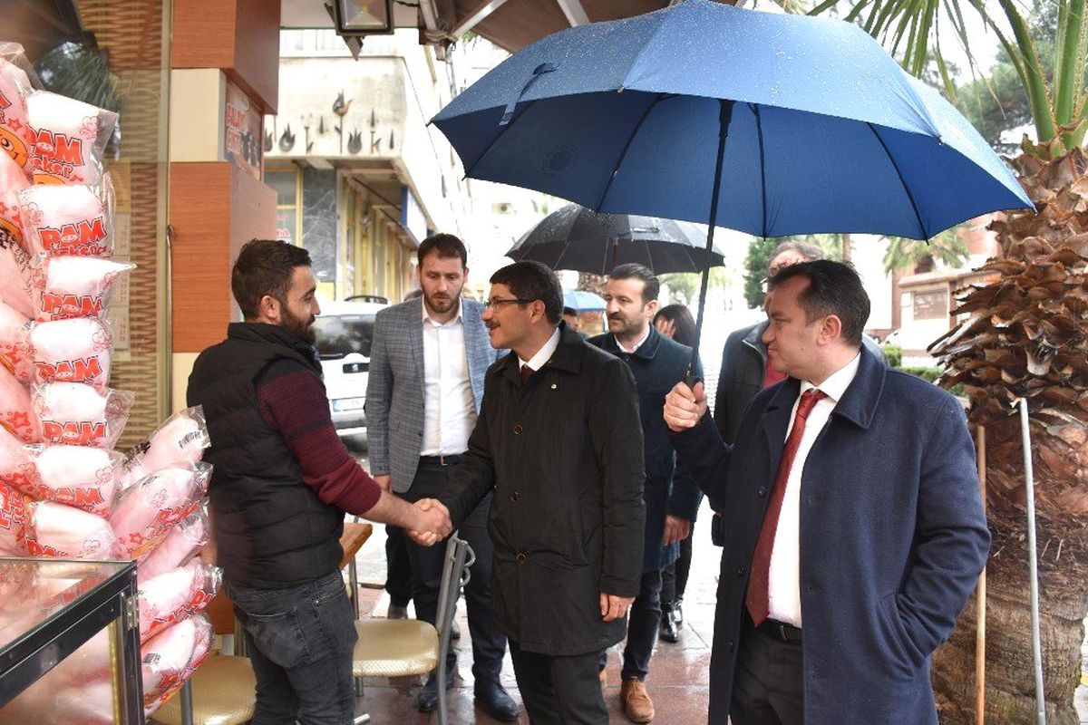 Başkan Çelik\'ten Yağmur Altında Seçim Çalışması