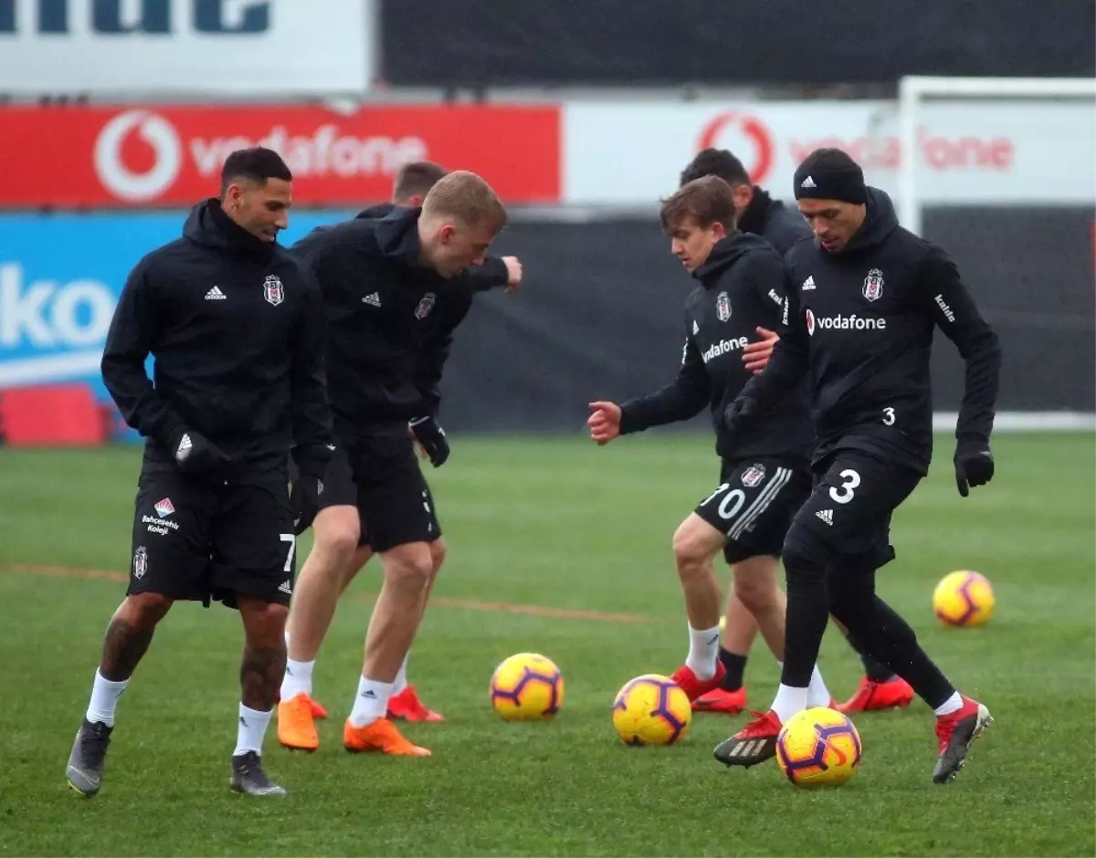 Beşiktaş, Sağanak Yağmur Altında Çalıştı