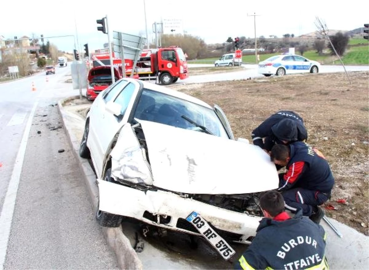 Burdur\'da Otomobiller Çarpıştı: 1\'i Ağır 4 Yaralı