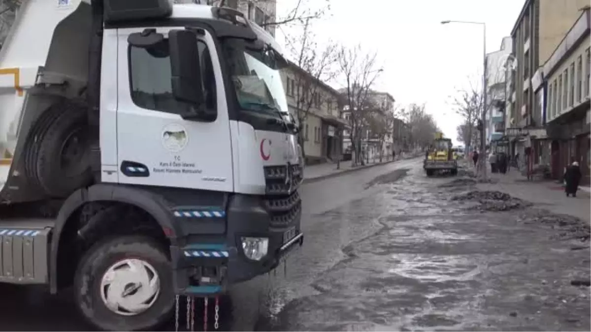 Cadde ve Sokaklardaki Kar ve Buzlar Şehir Dışına Taşınıyor