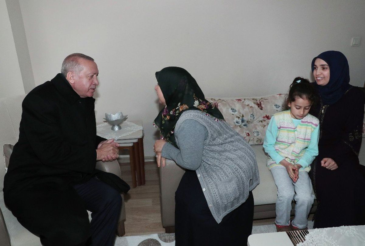 Cumhurbaşkanı Erdoğan\'dan Çat Kapı Çay Ziyareti
