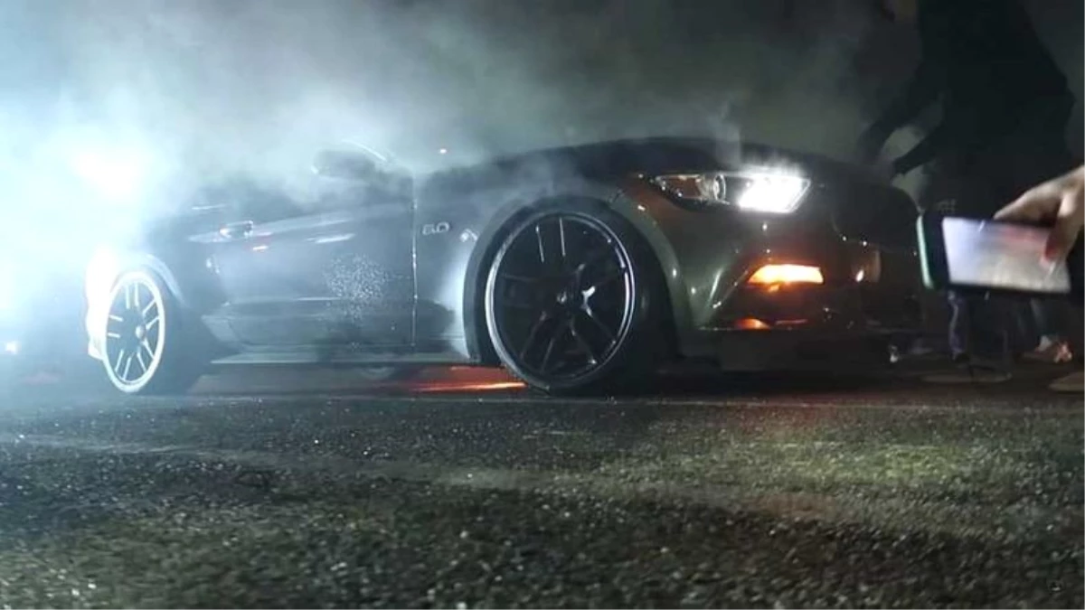 Drift Yaparken Alevler Saran Mustang Gt\'nin Ders Niteliğindeki Videosu