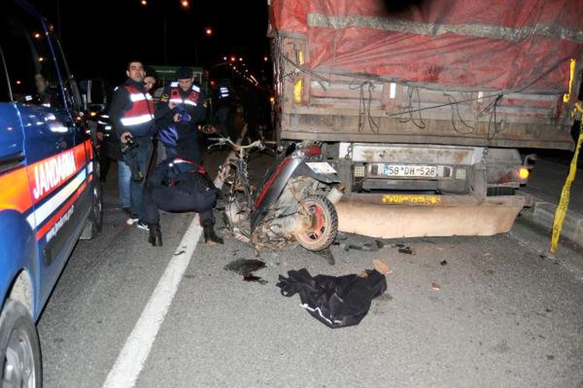 Edremit\'te Park Halindeki Kamyona Çarpan Motosiklet Sürücüsü Öldü