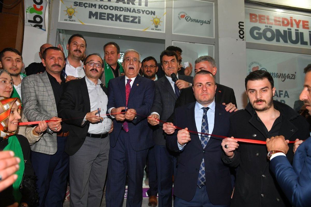 Emek\'te İlgiyle Karşılanan Mustafa Dündar Muhalefete Yüklendi