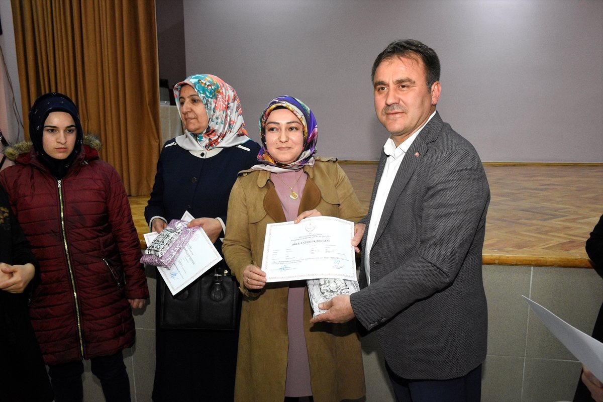 Gümüşhane\'de Okuma-yazma Öğrenenler Belgelerini Aldı