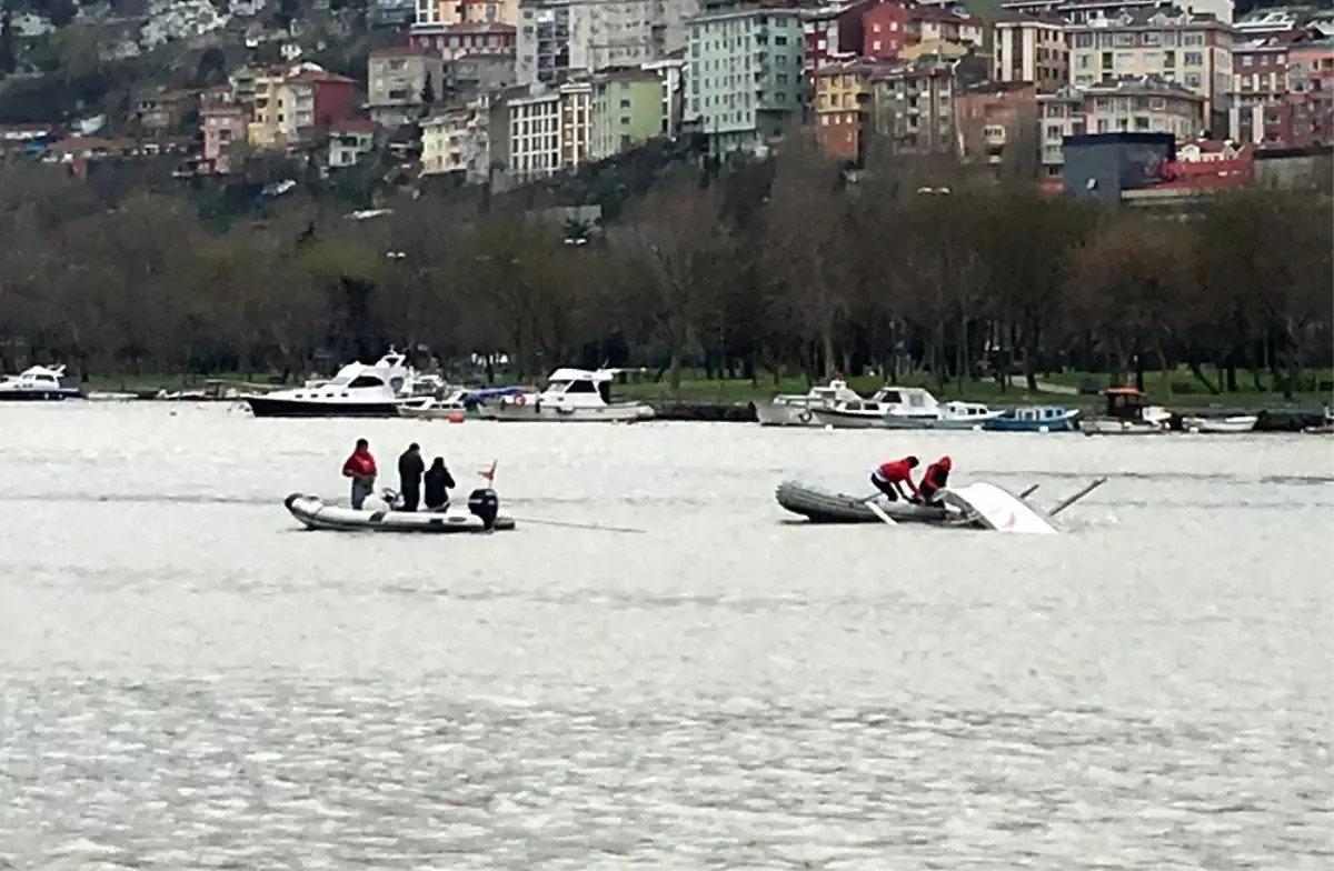 Haliç\'te Yelkenli Alabora Oldu, Yat Kulübü Öğrenciler Kurtarıldı