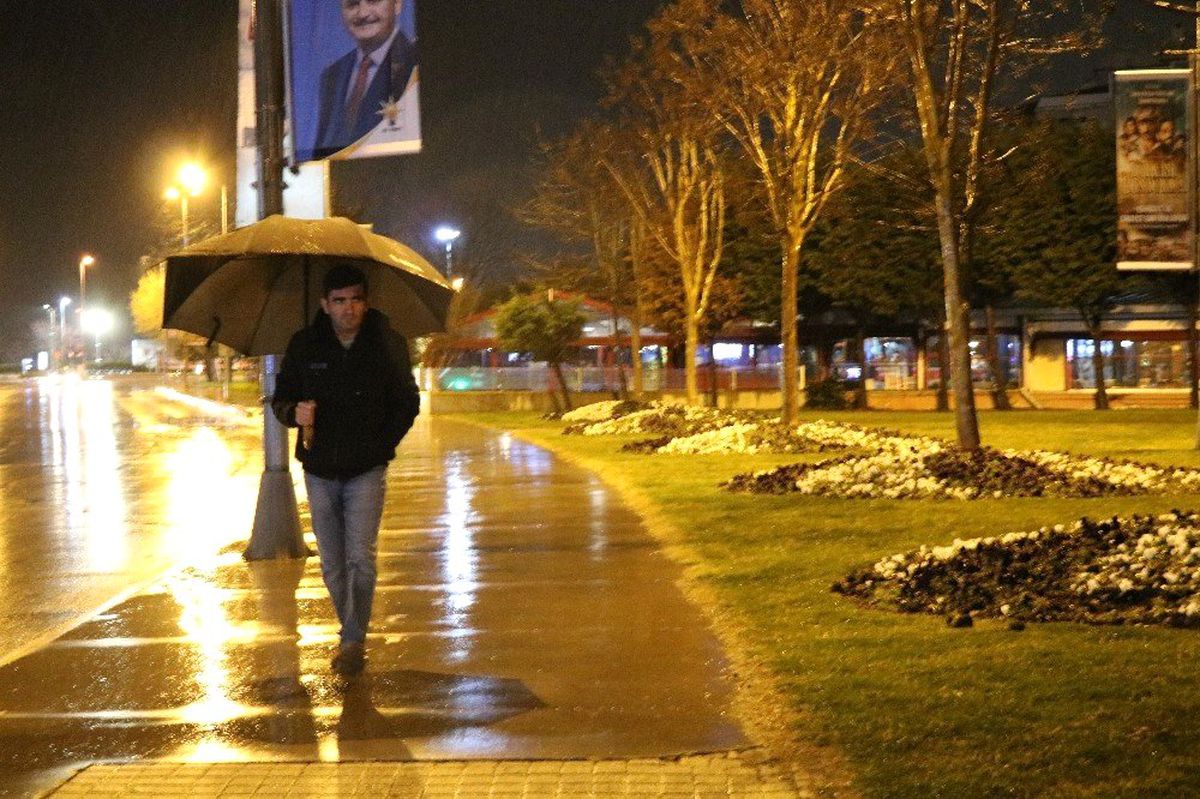 İstanbul\'da Sağanak Yağış Etkili Oluyor