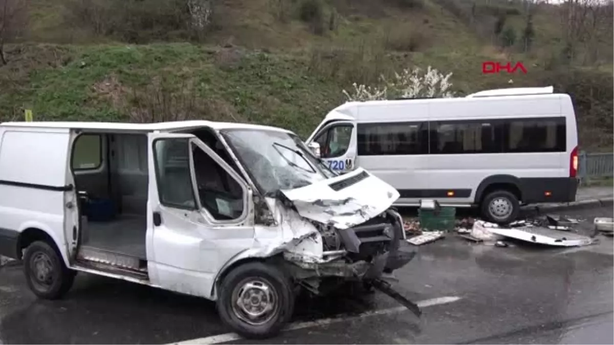 İstanbul- Sultangazi\'de İki Minibüs Kafa Kafaya Çarpıştı 4 Yaralı