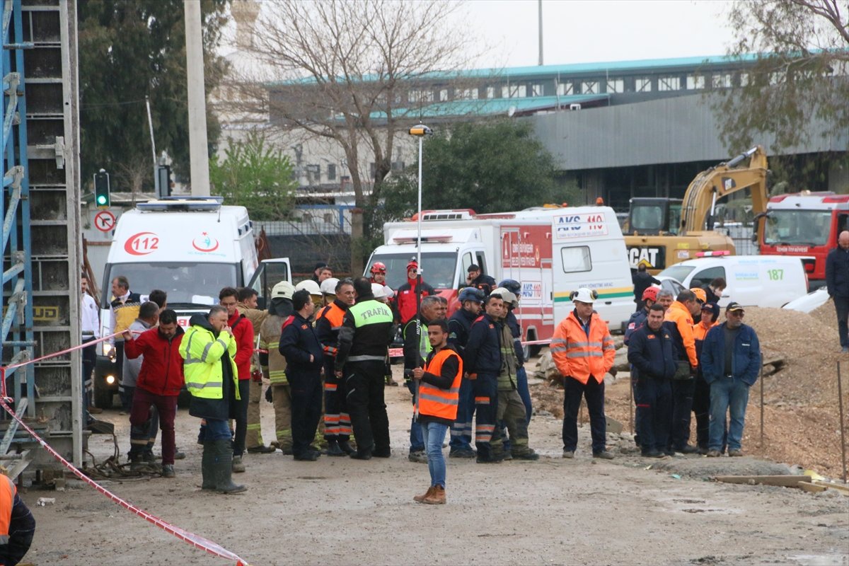 İzmir\'de Metro Vagonu Yer Altı Park Alanı İnşaatında Göçük