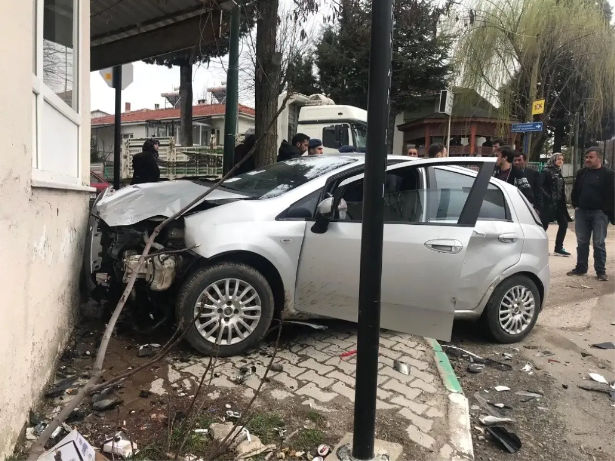 Jandarmadan Kaçarken Önce Polis Aracına, Ardından Eczane Duvarına Çarptı