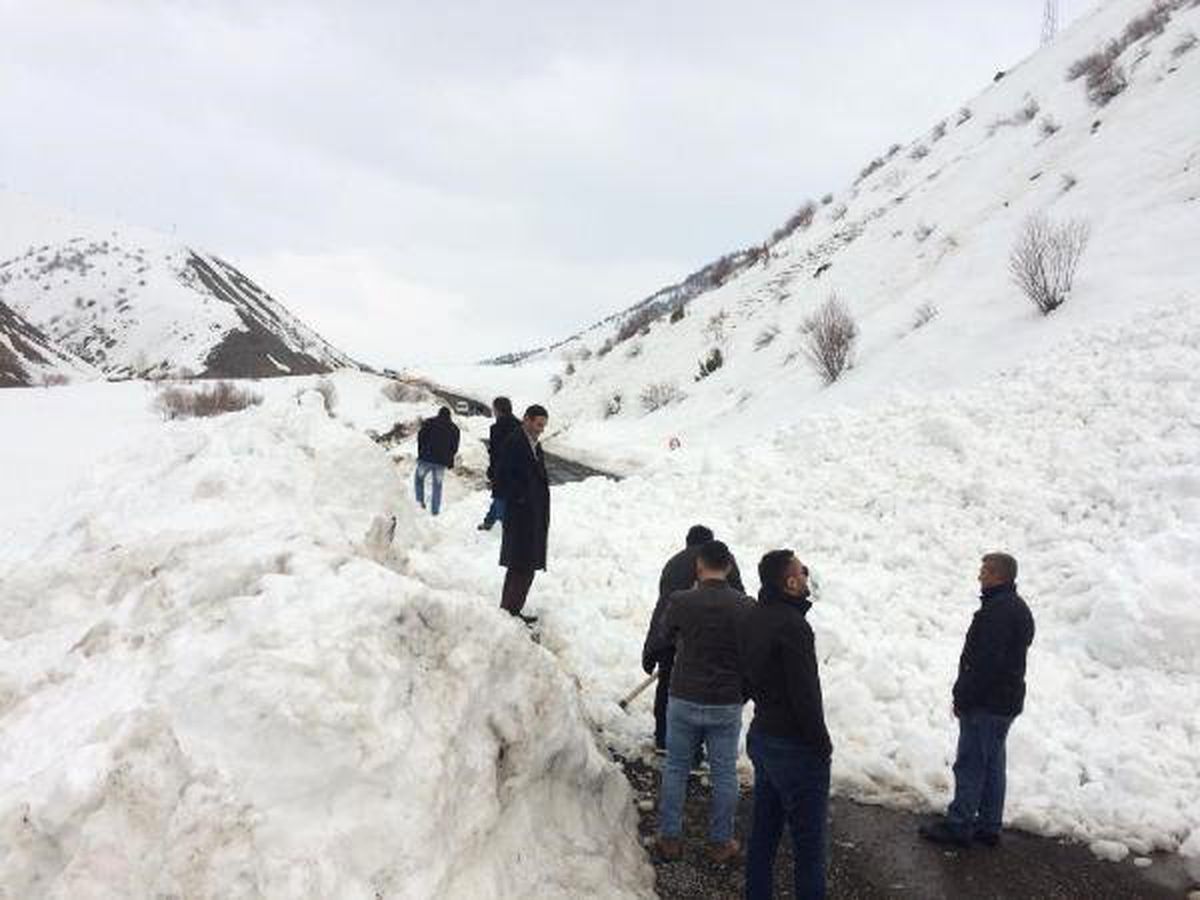 Karlıova\'da Karayoluna Çığ Düştü; 30\'a Yakın Araç Mahsur Kaldı