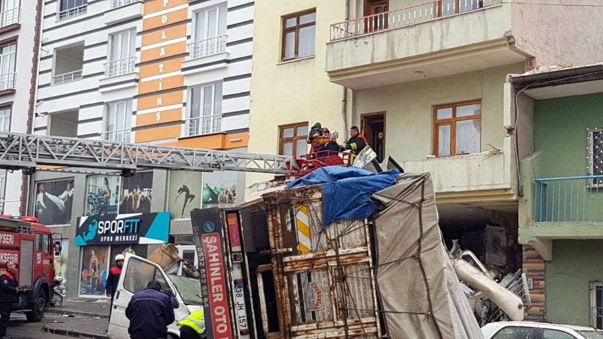 Kontrolden Çıkan Kamyon Eve Girdi