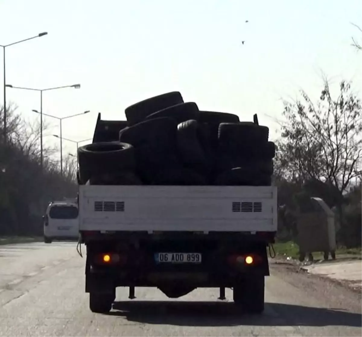 Lastik Yüklü Kamyonet Kazaya Davetiye Çıkardı