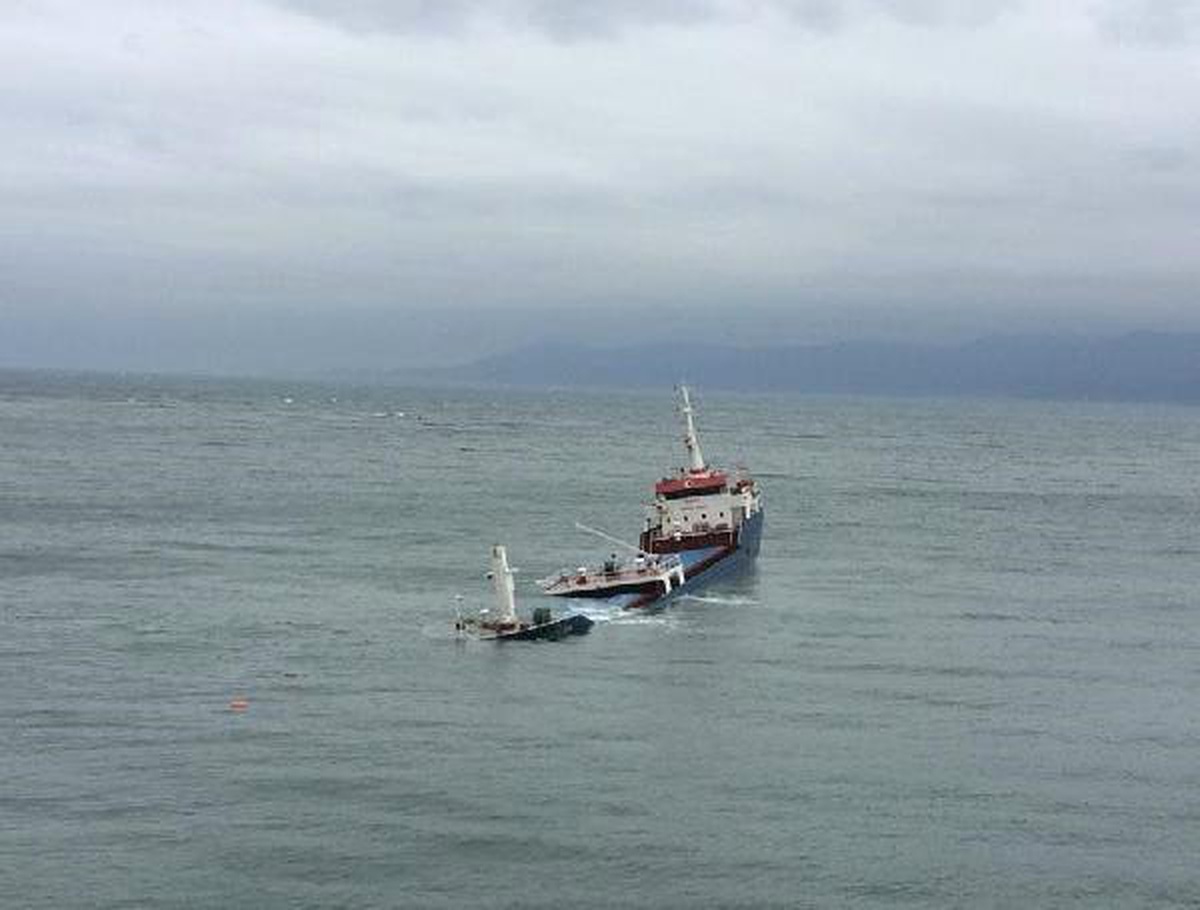 Marmara Adası\'nda Yük Gemisi Karaya Oturdu, 6 Kişi Kurtarıldı
