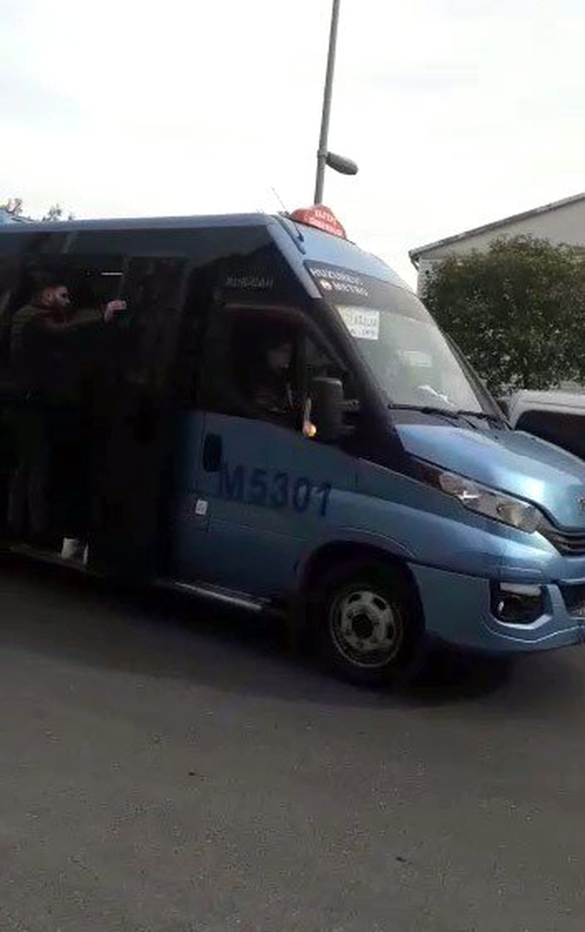 Minibüsün Kapısında Tehlikeli Yolculuk Kamerada