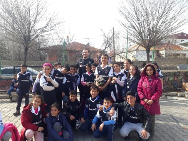Muradiyeli Çocuklara Beşiktaş Forması Son Dakika Spor