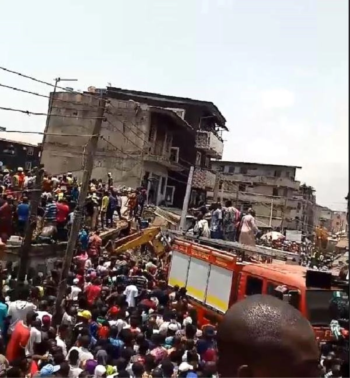 Nijerya\'da Okulun da İçinde Olduğu Bina Çöktü (2)