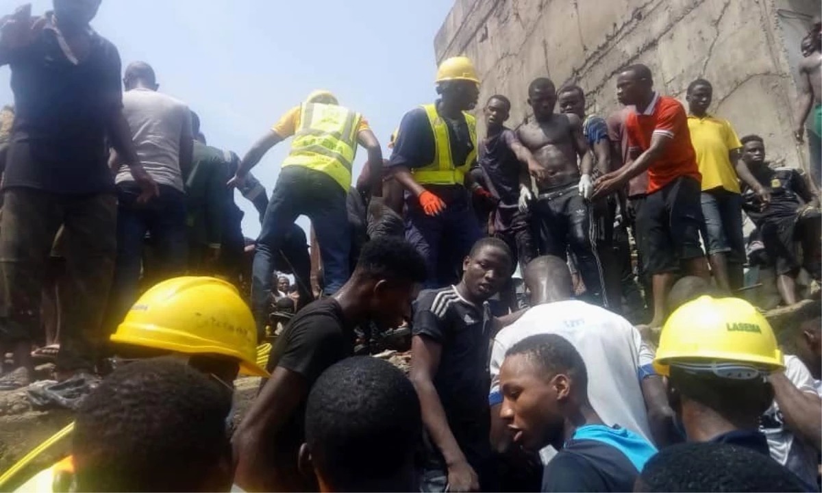 Nijerya\'da Yüzlerce Kişi Çöken Binanın Enkazı Altında Kaldı