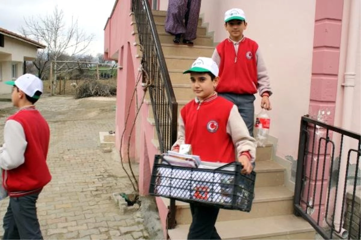 Öğrenciler, Evleri Gezerek Atık Topluyor