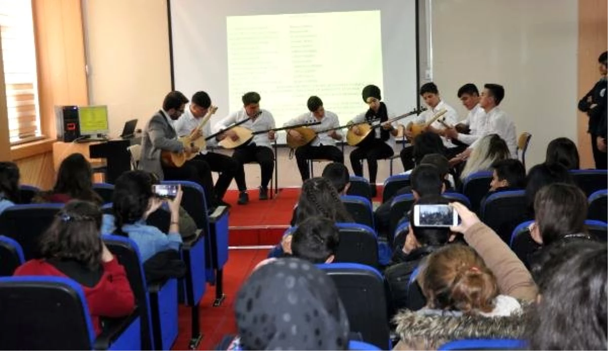 Öğrenciler Mini Konserler Vererek, Okullarını Tanıtıyor