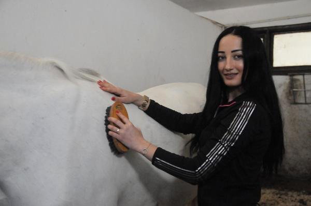 Ojeli Tırnakları ile Atların Bakımlarını Yapıyorlar